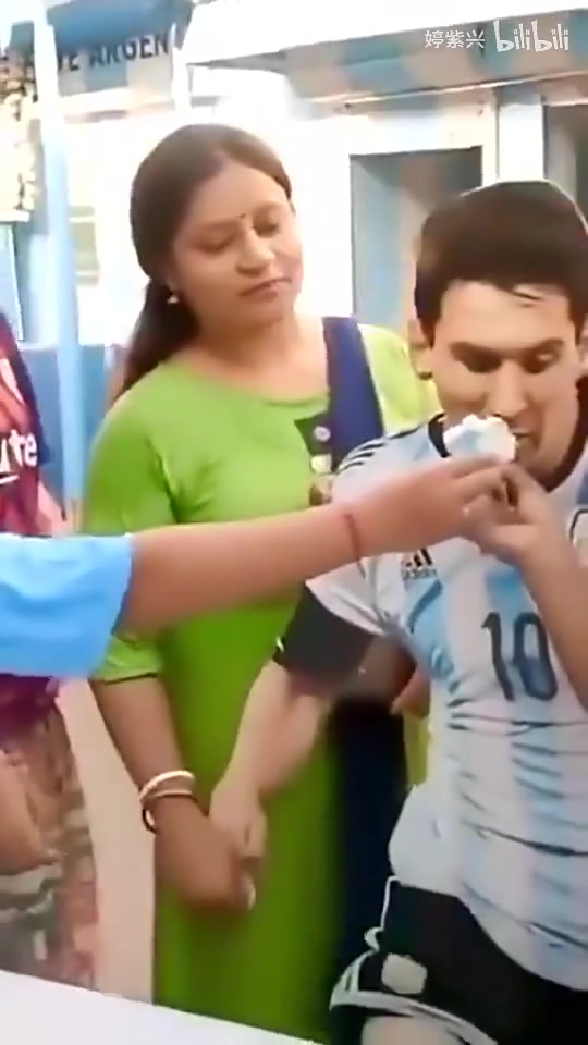  爱得深沉！去年梅西生日时，印度女球迷这样为他庆生